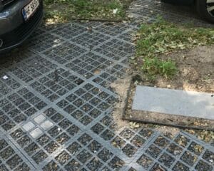 Plastik gitterbelægning på parkeringsplads med grus