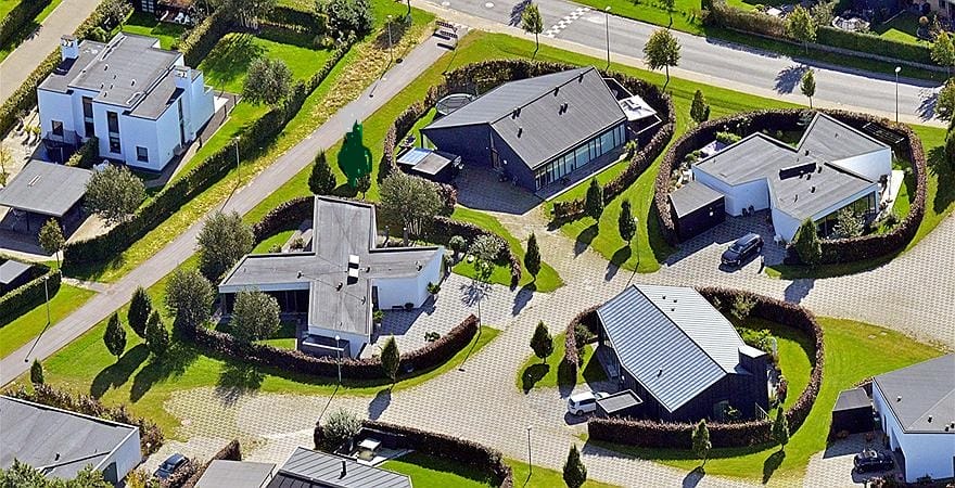 Luftfoto af moderne danske parcelhuse i boligområde