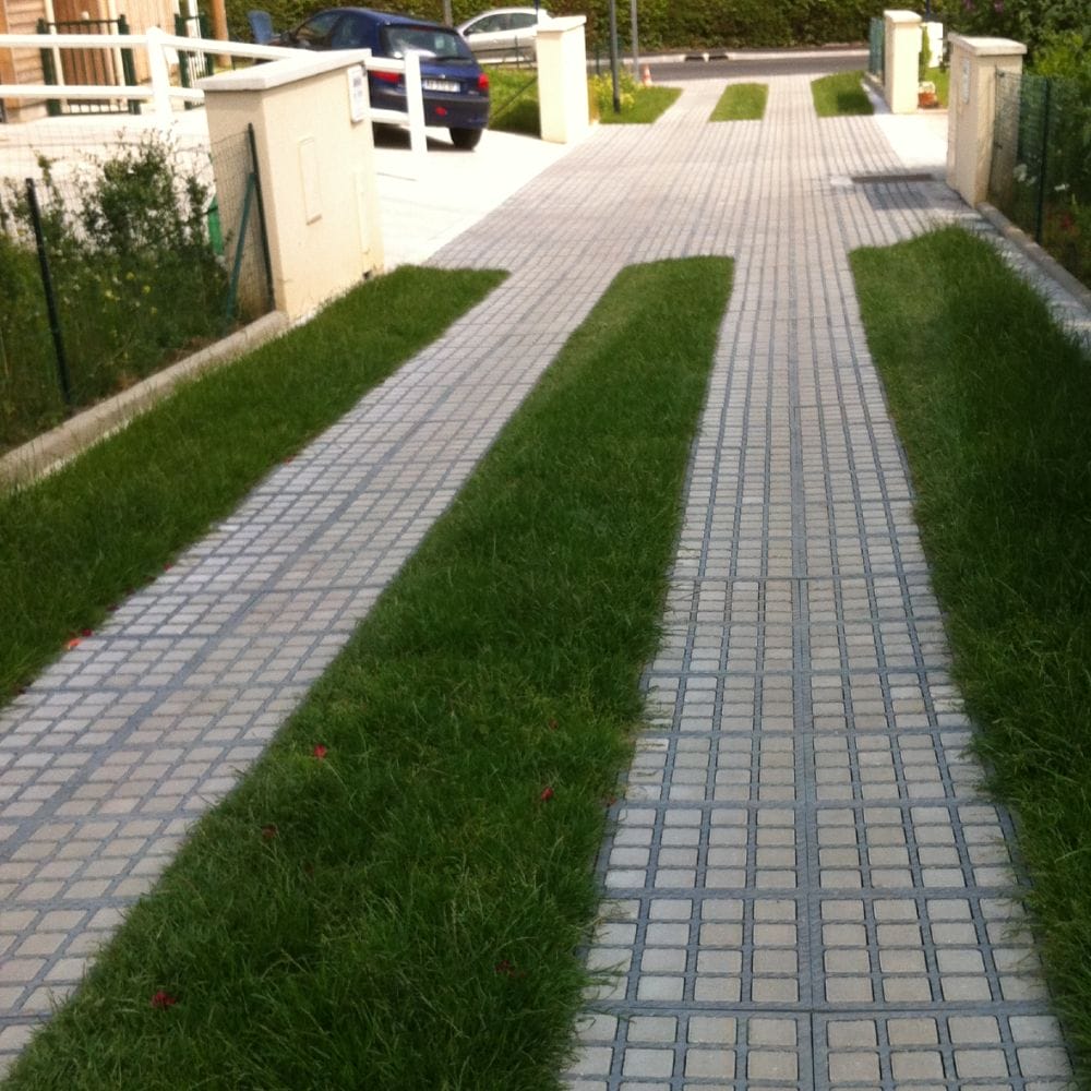 Indkørsel med græs og fliser i mønster