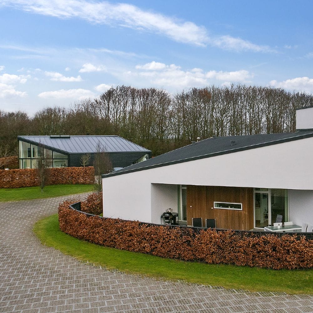 Moderne hus med hæk og terrasse