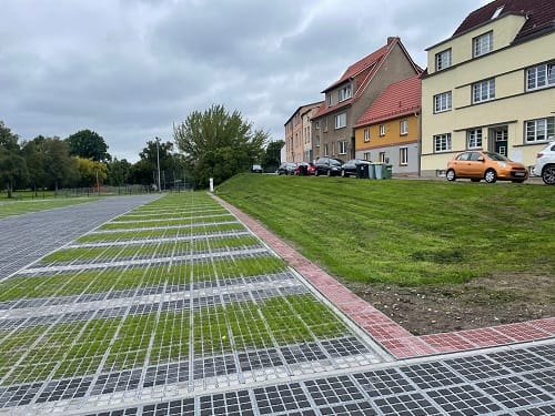 Ny parkeringsplads ved boligområde med grønne felter