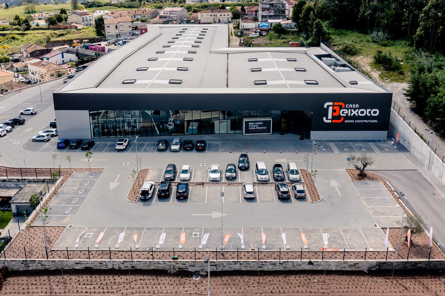 Moderne byggevarebutik med parkeringsplads foran